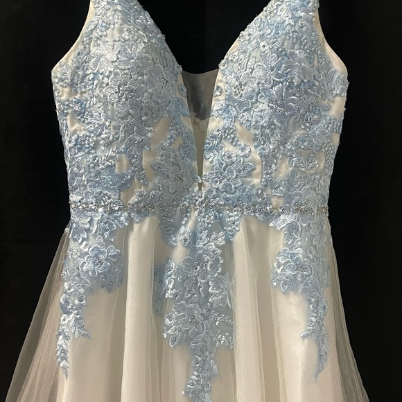 Baby blue junipers graduation dress - Picture 2 of 7